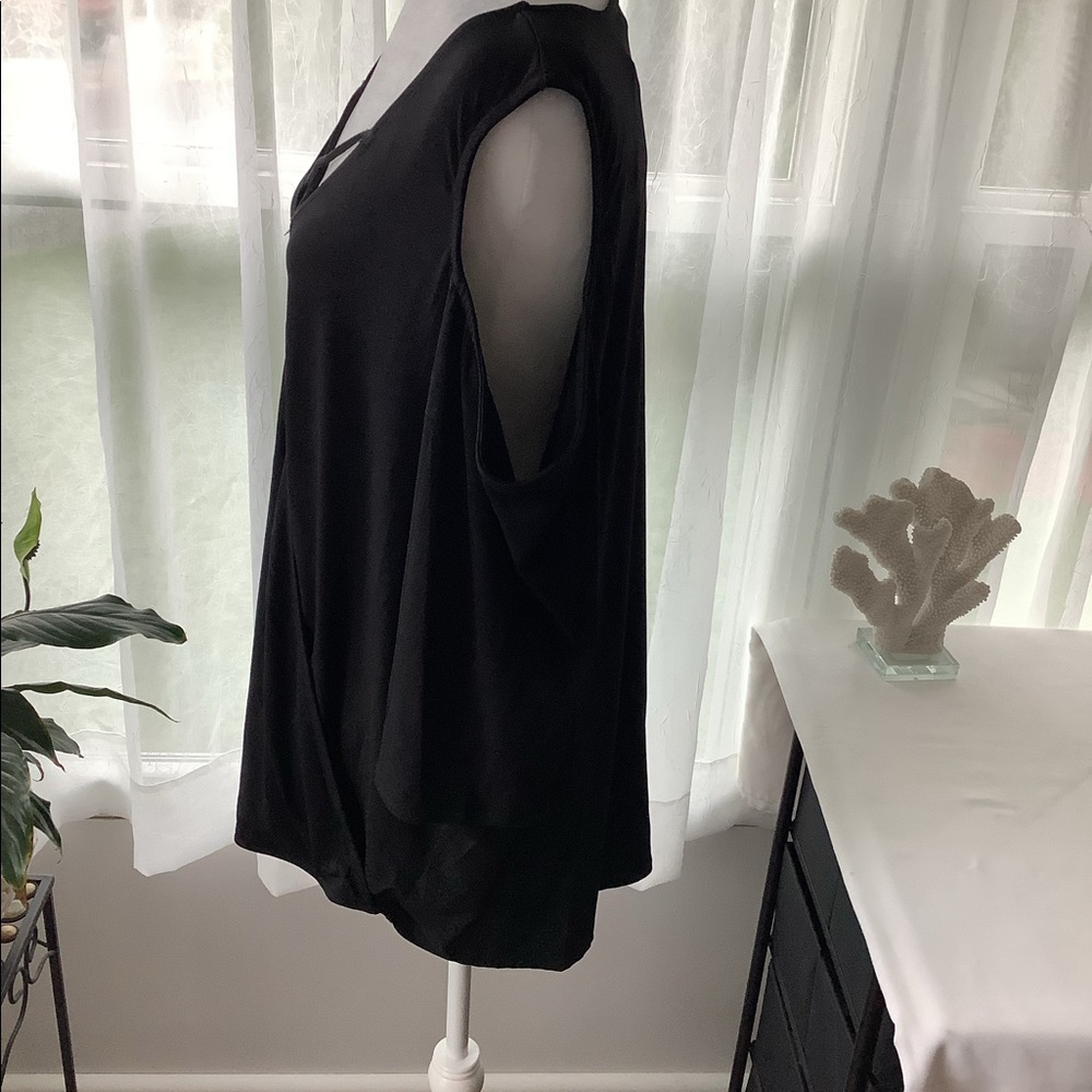 Torrid cold shoulder top - Picture 4 of 7